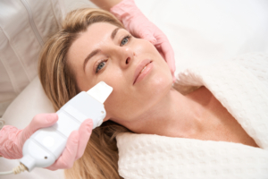 Patient unterzieht sich einer Prozedur mit einem CO2-Laser