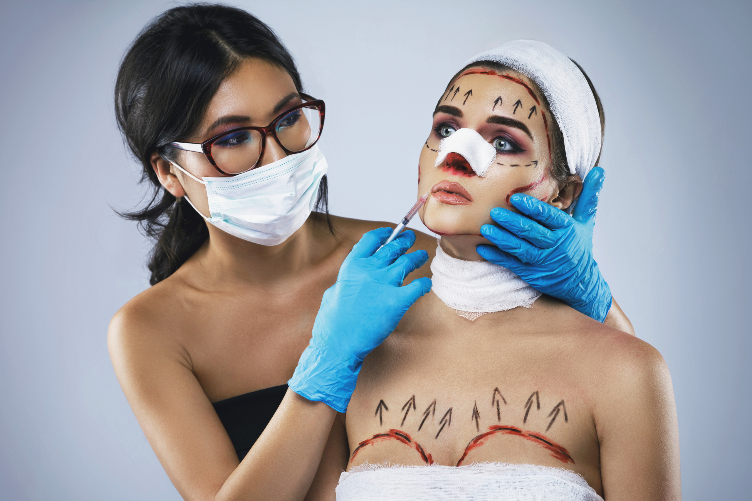 Modell im Bild eines Opfers einer plastischen Chirurgie