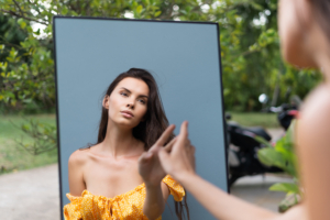 Frau blickt in den Spiegel