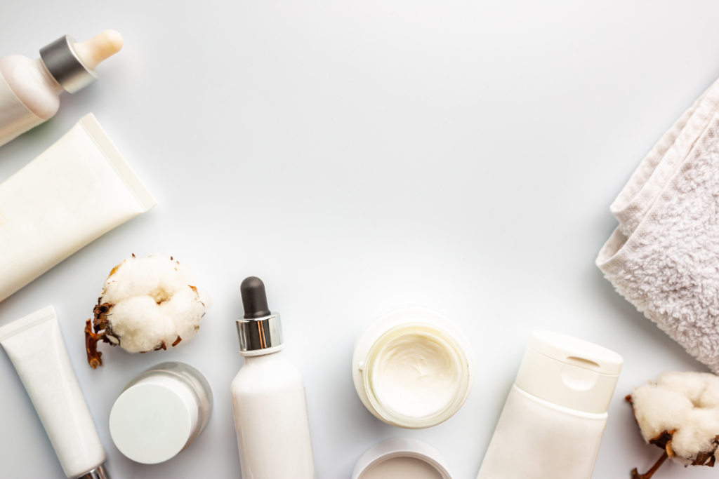 Verschiedene Kosmetikprodukte vor weißem Hintergrund