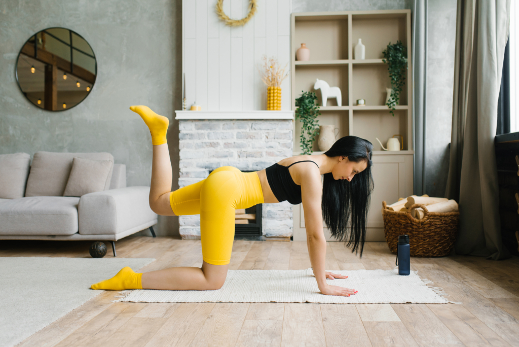 Frau macht Gymnastik zur Körperstraffung