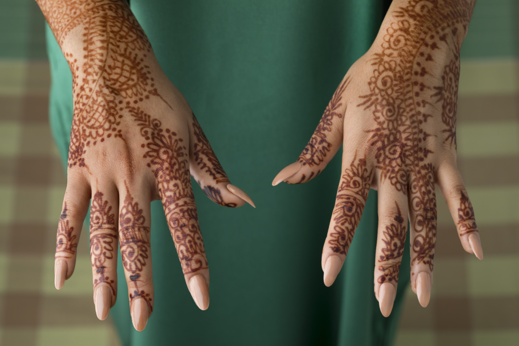 Zwei Hände mit Henna Malerei