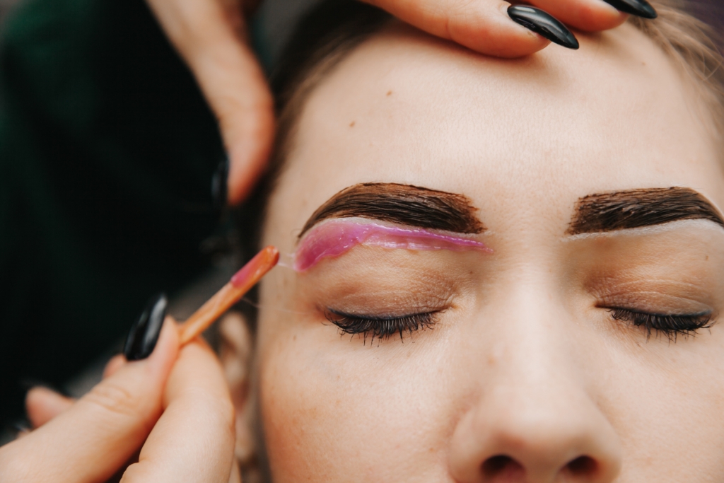 Brow Henna Augenbrauen und Sugaring im Gesicht einer Frau