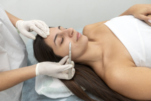 Gesicht einer Frau wird mittels Dermaplaning rasiert