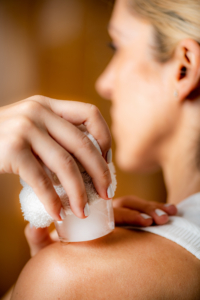 Frau gleitet mit Ice-Roller über Haut