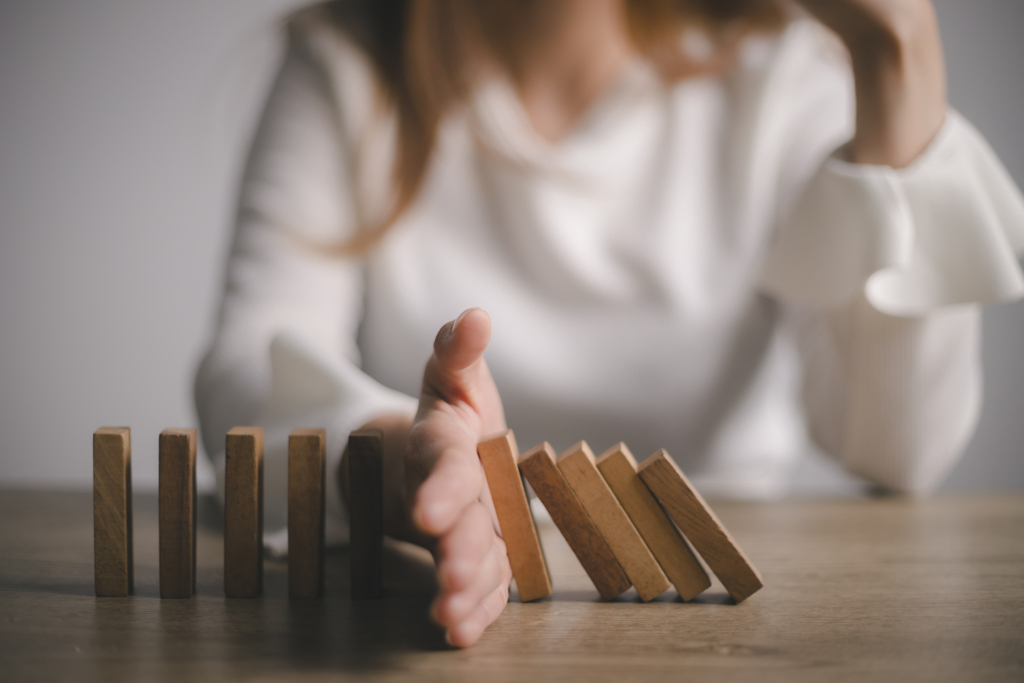 Hand teile Holzdominosteine die auf einem Tisch stehen