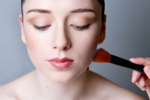 Frauengesicht auf das Blush aufgetragen wird