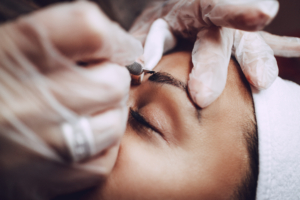 Microblading wird bei Frau angewandt