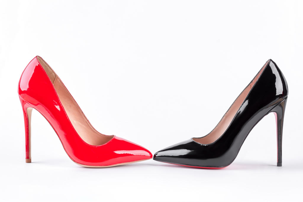 roter und schwarzer hoher Schuh