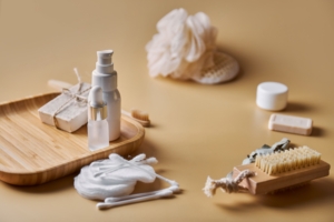 Natürliche Pflegeprodukte auf einem Tisch