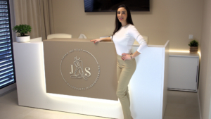 Frau steht in Salon an Theke