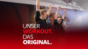 Zwei Menschen machen ein Workout auf einer Bühne