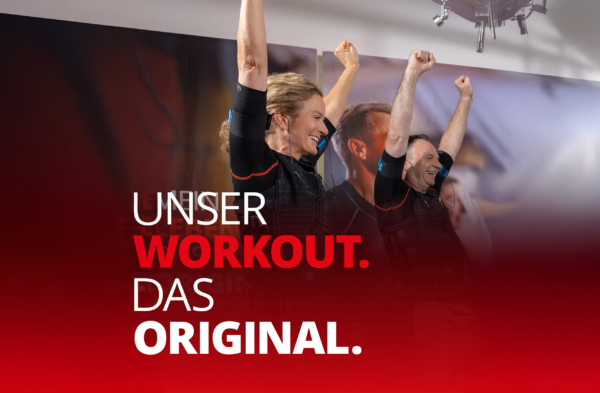 Zwei Menschen machen ein Workout auf einer Bühne