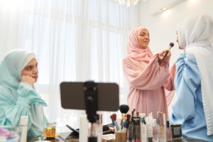 Islamische Frauen beim Schminken