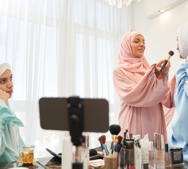 Islamische Frauen beim Schminken