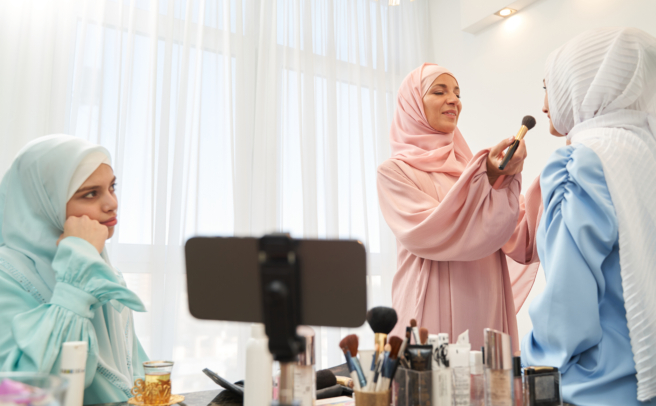Islamische Frauen beim Schminken