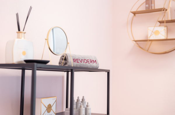 Milena Pospischil verbindet in ihrer Hautwerkstatt in Gröbming modernste Medical Beauty mit ganzheitlicher Kosmetik – für gesunde und schöne Haut.