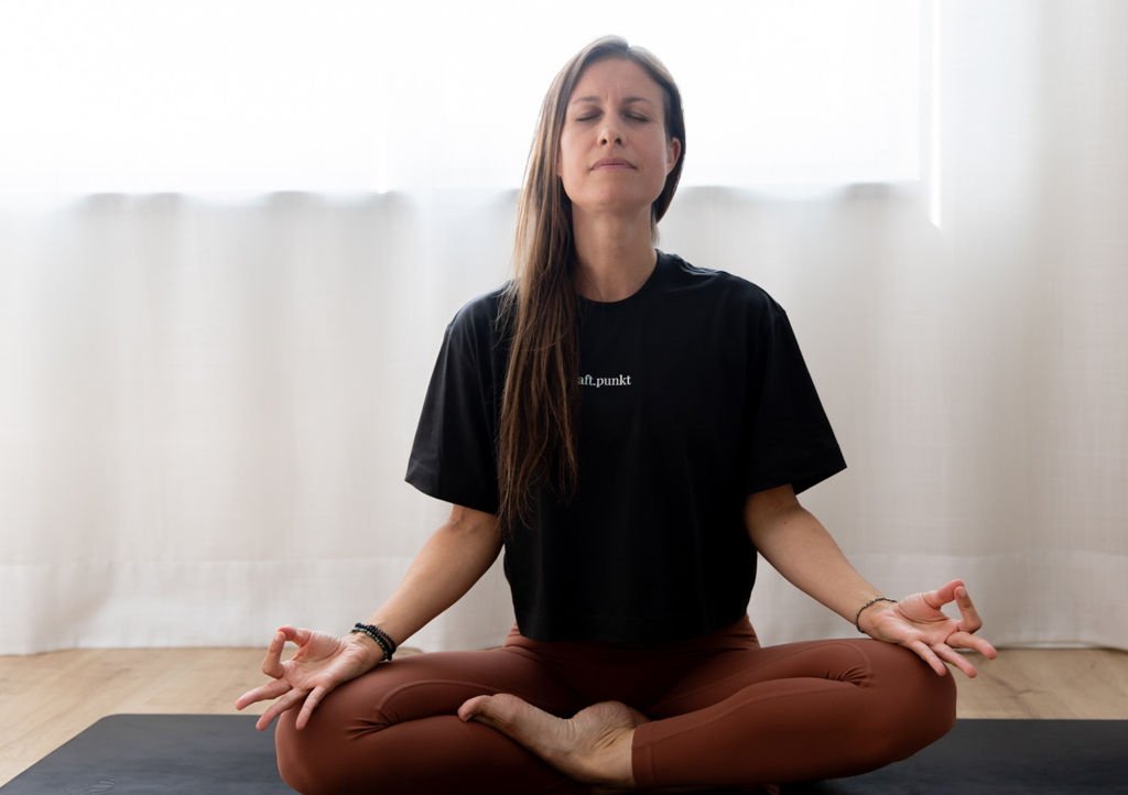 Cornelia Koch-Beyer zeigt, wie Yoga und Achtsamkeit Stress reduzieren, das Wohlbefinden stärken und die Haut zum Strahlen bringen – mit flexiblen Kursen für alle Altersgruppen im Bezirk Deutschlandsberg, Leibnitz und online