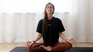 Cornelia Koch-Beyer zeigt, wie Yoga und Achtsamkeit Stress reduzieren, das Wohlbefinden stärken und die Haut zum Strahlen bringen – mit flexiblen Kursen für alle Altersgruppen im Bezirk Deutschlandsberg, Leibnitz und online