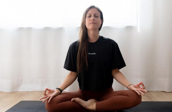Cornelia Koch-Beyer zeigt, wie Yoga und Achtsamkeit Stress reduzieren, das Wohlbefinden stärken und die Haut zum Strahlen bringen – mit flexiblen Kursen für alle Altersgruppen im Bezirk Deutschlandsberg, Leibnitz und online
