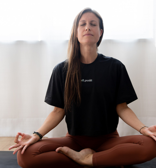 Cornelia Koch-Beyer zeigt, wie Yoga und Achtsamkeit Stress reduzieren, das Wohlbefinden stärken und die Haut zum Strahlen bringen – mit flexiblen Kursen für alle Altersgruppen im Bezirk Deutschlandsberg, Leibnitz und online
