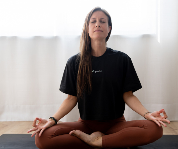 Cornelia Koch-Beyer zeigt, wie Yoga und Achtsamkeit Stress reduzieren, das Wohlbefinden stärken und die Haut zum Strahlen bringen – mit flexiblen Kursen für alle Altersgruppen im Bezirk Deutschlandsberg, Leibnitz und online