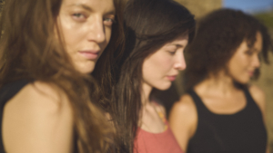 Nachhaltige Mode trifft auf zeitlose Eleganz: Die Loungewear von Lounge Cherie begleitet Frauen mit Stil und Bewusstsein durch Alltag und Auszeit.