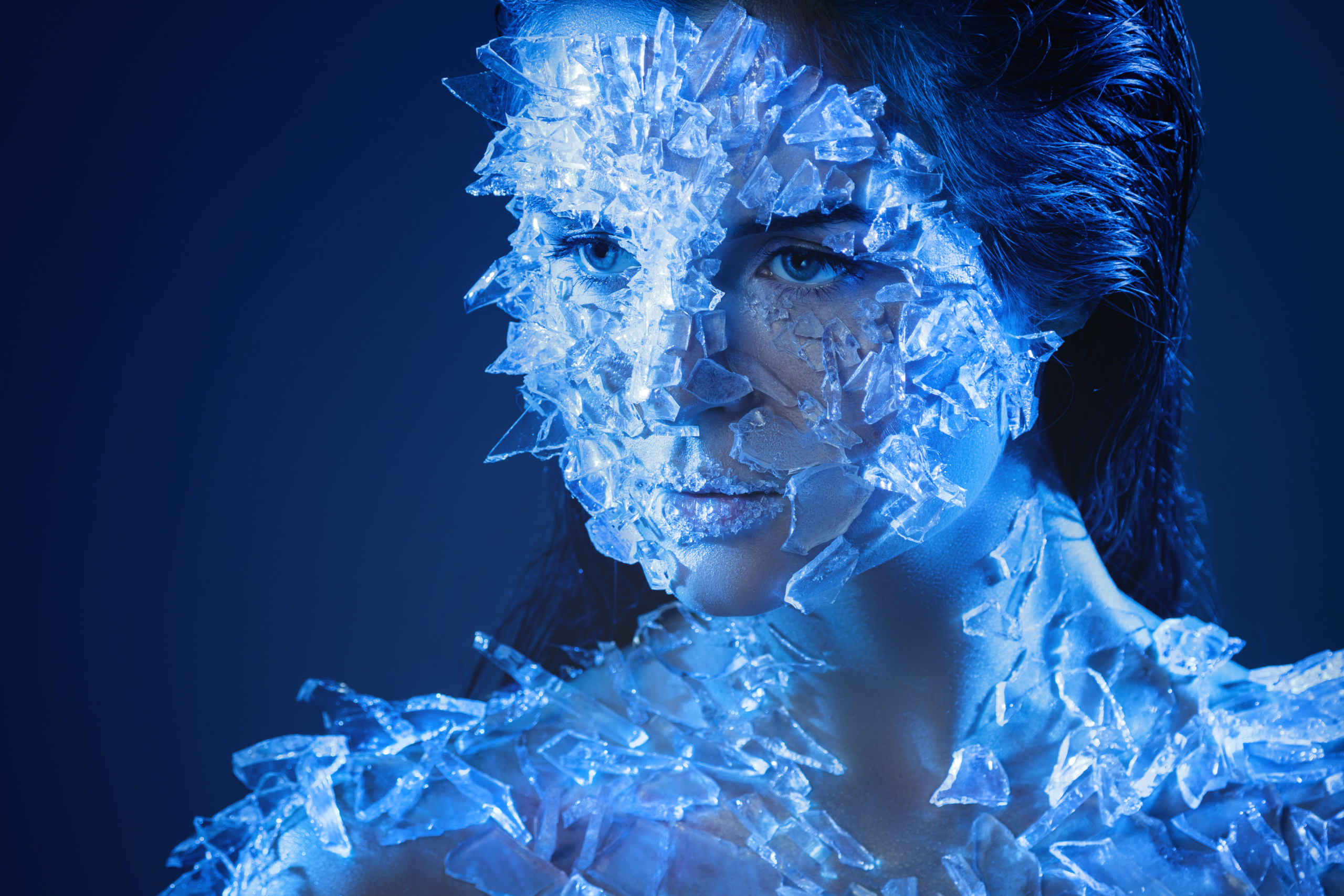 Frau ist in blaues Licht gehüllt