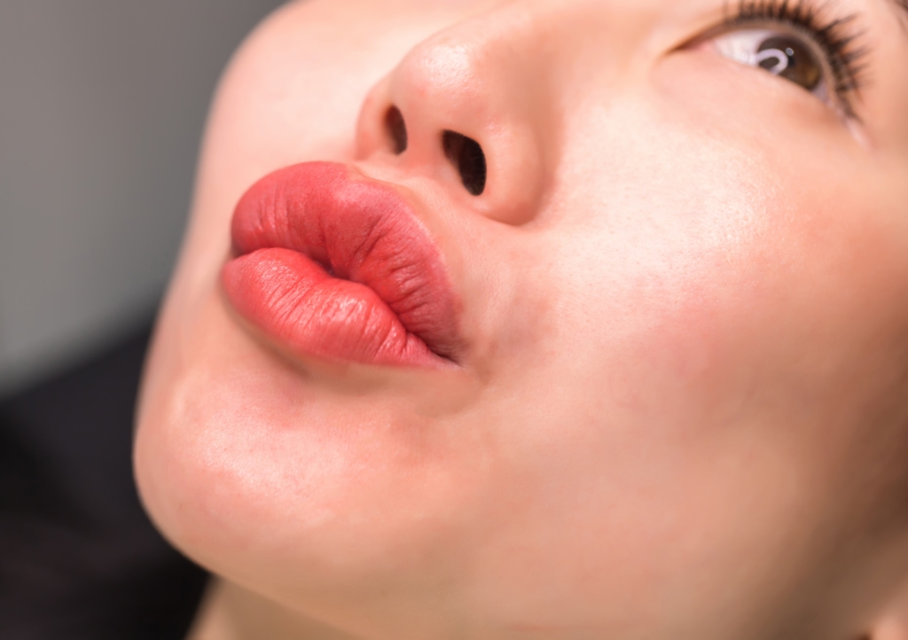 Frau spitzt Lippen