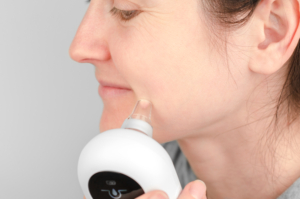 Frau verwendet Porensauger im Gesicht