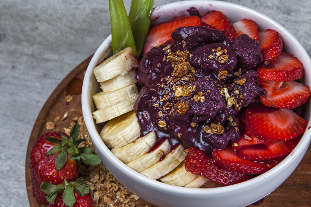 acai-Bowl mit Bananen, Erdbeeren und Nüssen