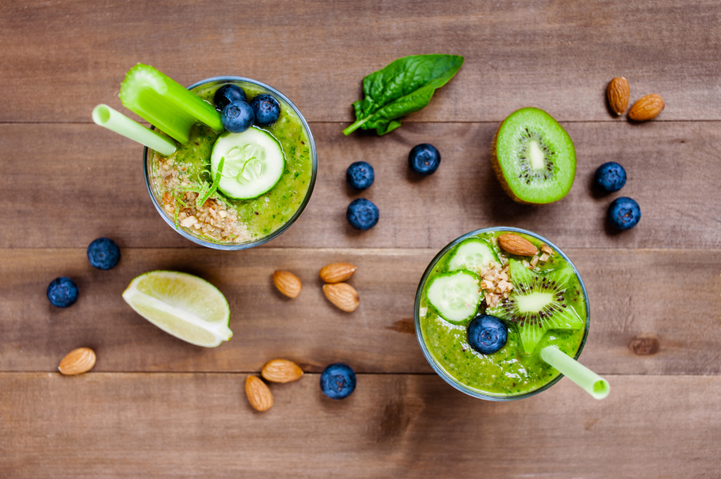 Grüner Smoothie mit Kiwi, Mandeln und Blaubeeren