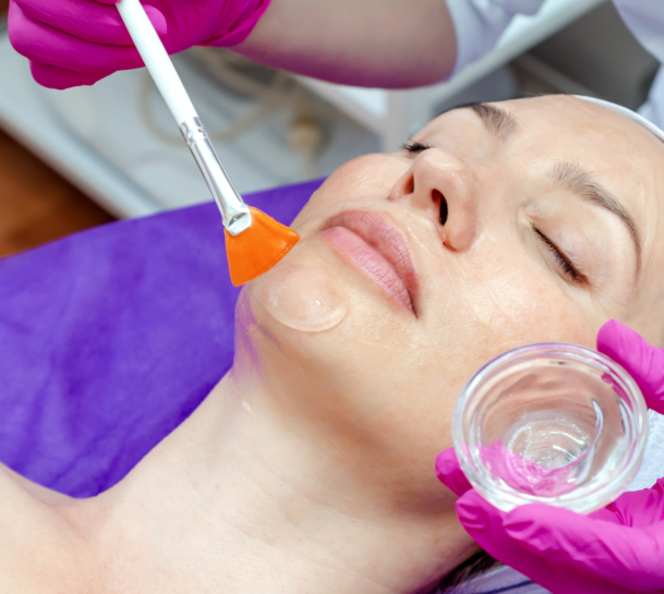 Frau wird von Kosmetikerin behandelt