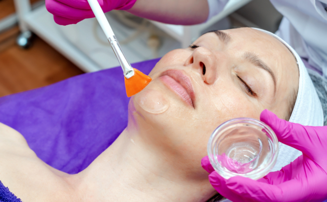 Frau wird von Kosmetikerin behandelt