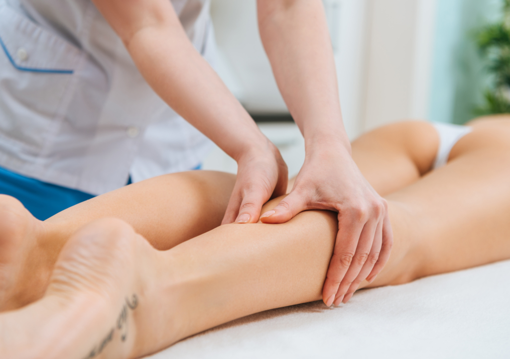 Frau wird an Beinen massiert