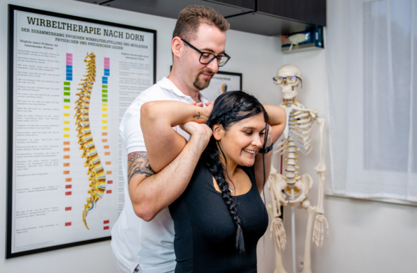 Wirbelwelt by Daniel Paul zeigt, wie Osteopathie Haltung, Mobilisation und Wohlbefinden verbessern kann.