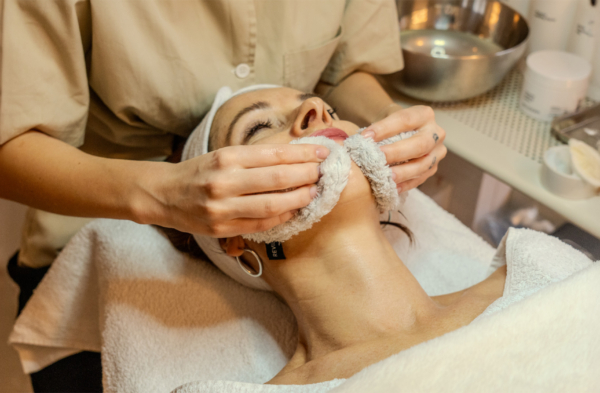 Anti-Aging und Hautgesundheit 2026 bei WolgBeautyStudio mit Reviderm, moderne Kosmetik in Linz.