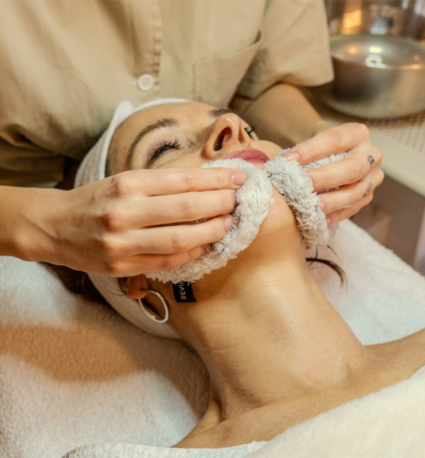 Anti-Aging und Hautgesundheit 2026 bei WolgBeautyStudio mit Reviderm, moderne Kosmetik in Linz.