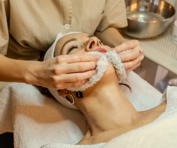 Anti-Aging und Hautgesundheit 2026 bei WolgBeautyStudio mit Reviderm, moderne Kosmetik in Linz.