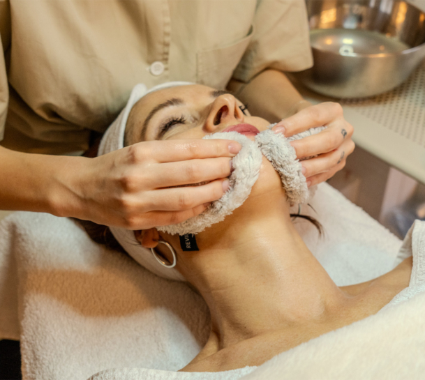 Anti-Aging und Hautgesundheit 2026 bei WolgBeautyStudio mit Reviderm, moderne Kosmetik in Linz.