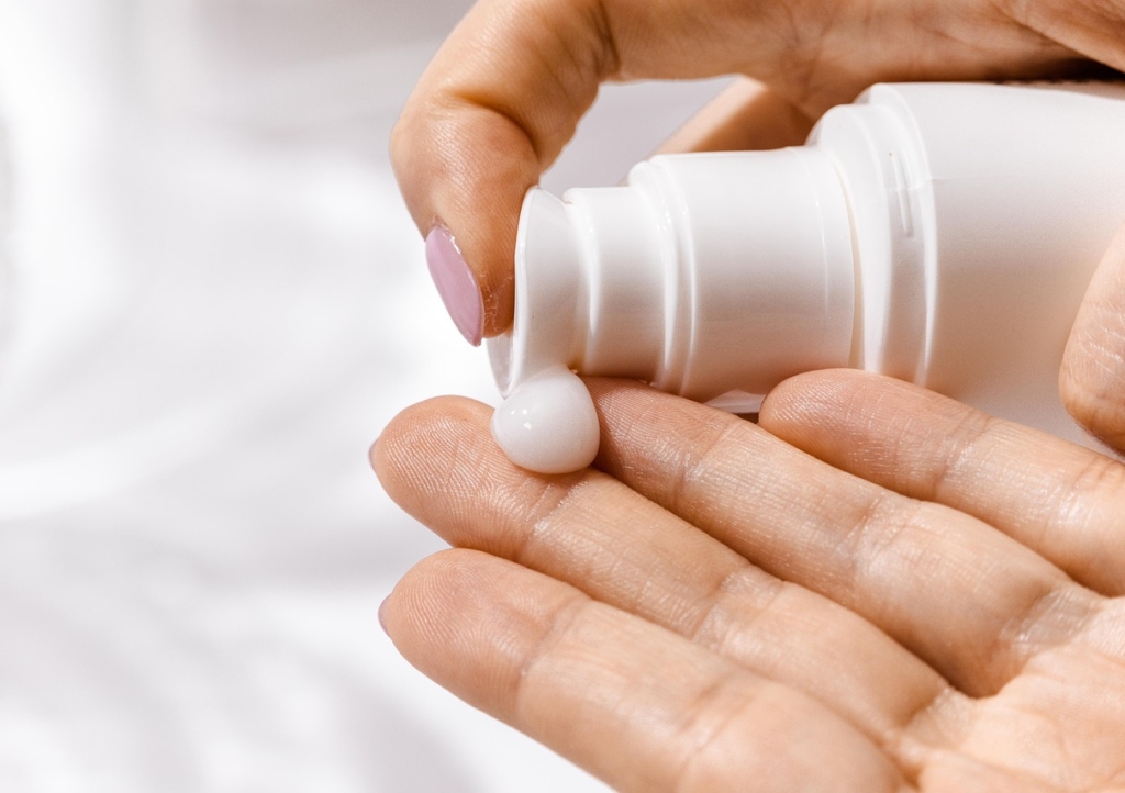 Hände tragen eine Pflegecreme auf, ein Sinnbild für die Zusatzversicherung Beauty und private Hautbehandlungen – Foto: AdoreBeautyNZ / Pixabay