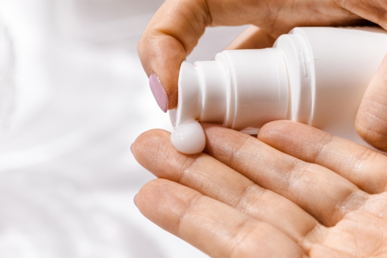 Hände tragen eine Pflegecreme auf, ein Sinnbild für die Zusatzversicherung Beauty und private Hautbehandlungen – Foto: AdoreBeautyNZ / Pixabay