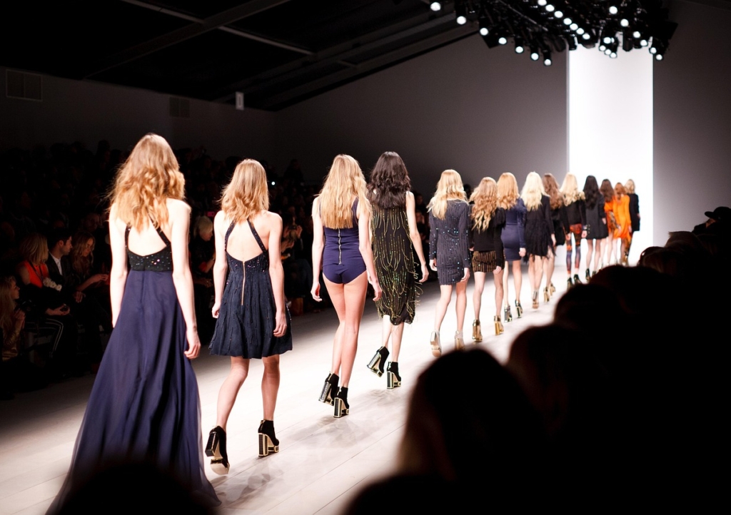 Ein festlich beleuchteter historischer Theatersaal mit roten Samtsitzen steht sinnbildlich für die Fashion Show in Berlin im Admiralspalast – Foto: Pexels / Pixabay