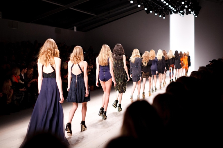 Ein festlich beleuchteter historischer Theatersaal mit roten Samtsitzen steht sinnbildlich für die Fashion Show in Berlin im Admiralspalast – Foto: Pexels / Pixabay