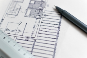 Hände halten einen Bauplan in einem hellen Behandlungsraum, während die Baupreise 2026 für neue Praxisräume steigen – Foto: 3844328 / Pixabay