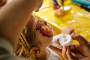 Hände tragen vorsichtig Schminke auf, um zu zeigen, wie Halloween-Schminke sicher getestet werden kann – Foto: schuetz-mediendesign / Pixabay