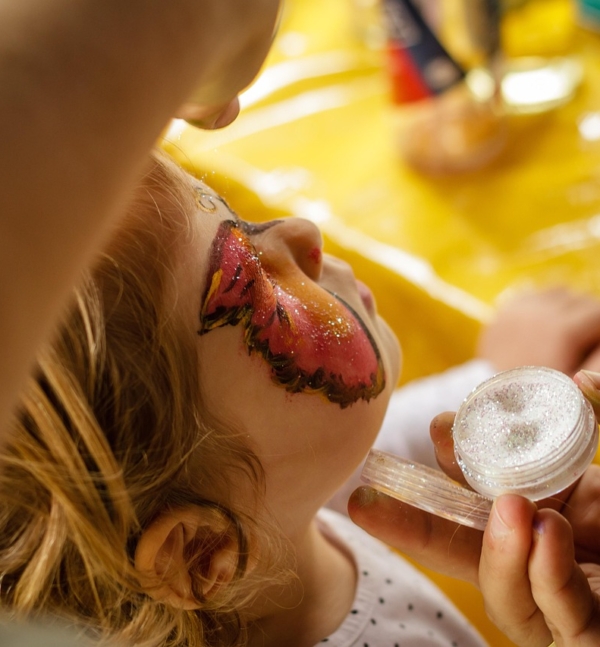 Hände tragen vorsichtig Schminke auf, um zu zeigen, wie Halloween-Schminke sicher getestet werden kann – Foto: schuetz-mediendesign / Pixabay