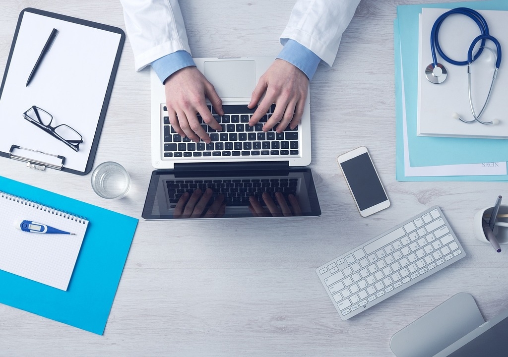 Symbolbild zum Bericht: Kliniken und Praxen erhalten neue, kostenlose Materialien zur Impfaufklärung – Foto: Free-Photos / Pixabay