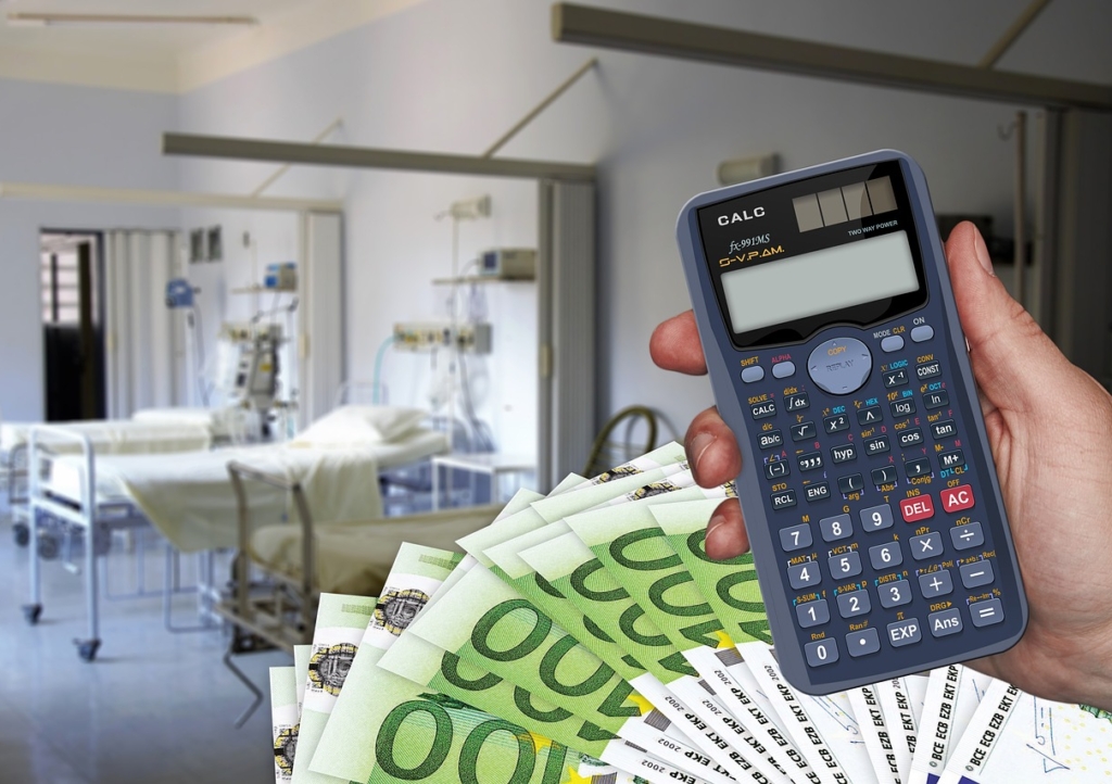 Schreibtisch mit Statistikunterlagen symbolisiert die gestiegenen Krankheitskosten in Deutschland im Jahr 2024 – Foto: geralt / Pixabay