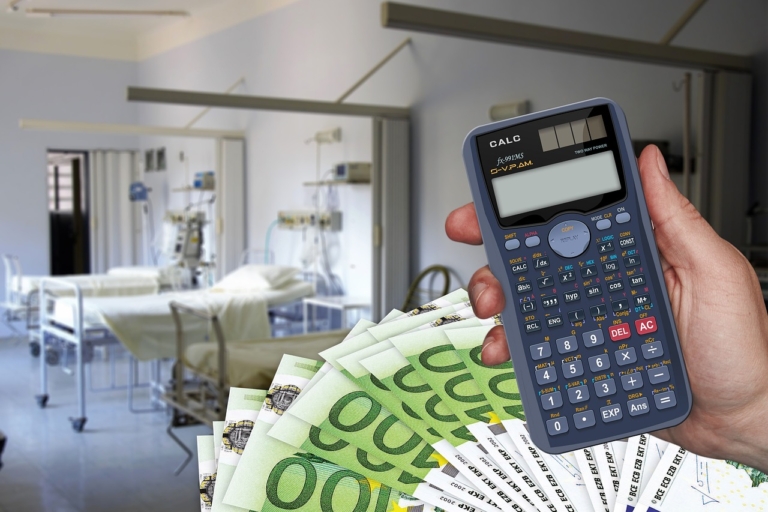 Schreibtisch mit Statistikunterlagen symbolisiert die gestiegenen Krankheitskosten in Deutschland im Jahr 2024 – Foto: geralt / Pixabay